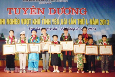 Đ/c Ngô Thị Chinh - Phó chủ tịch UBND tỉnh trao bằng khen cho 10 gương thiếu niên tiêu biểu